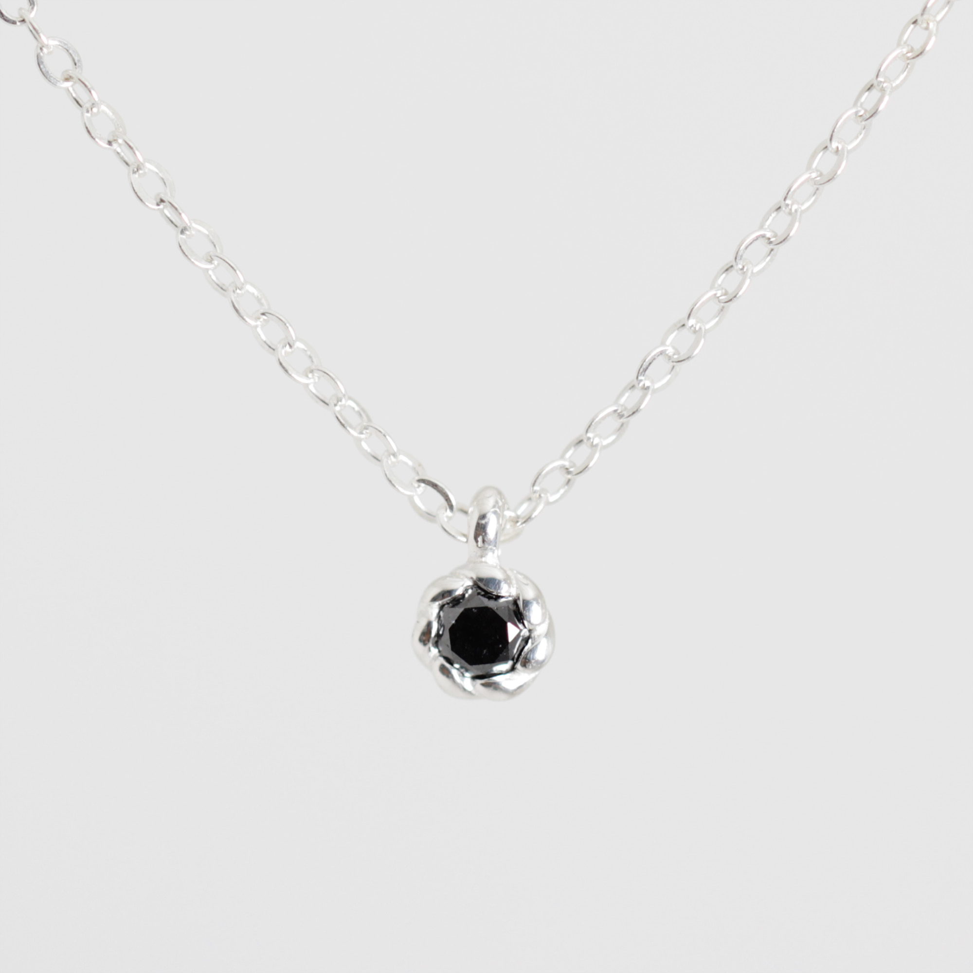 Black diamond flower cover necklace