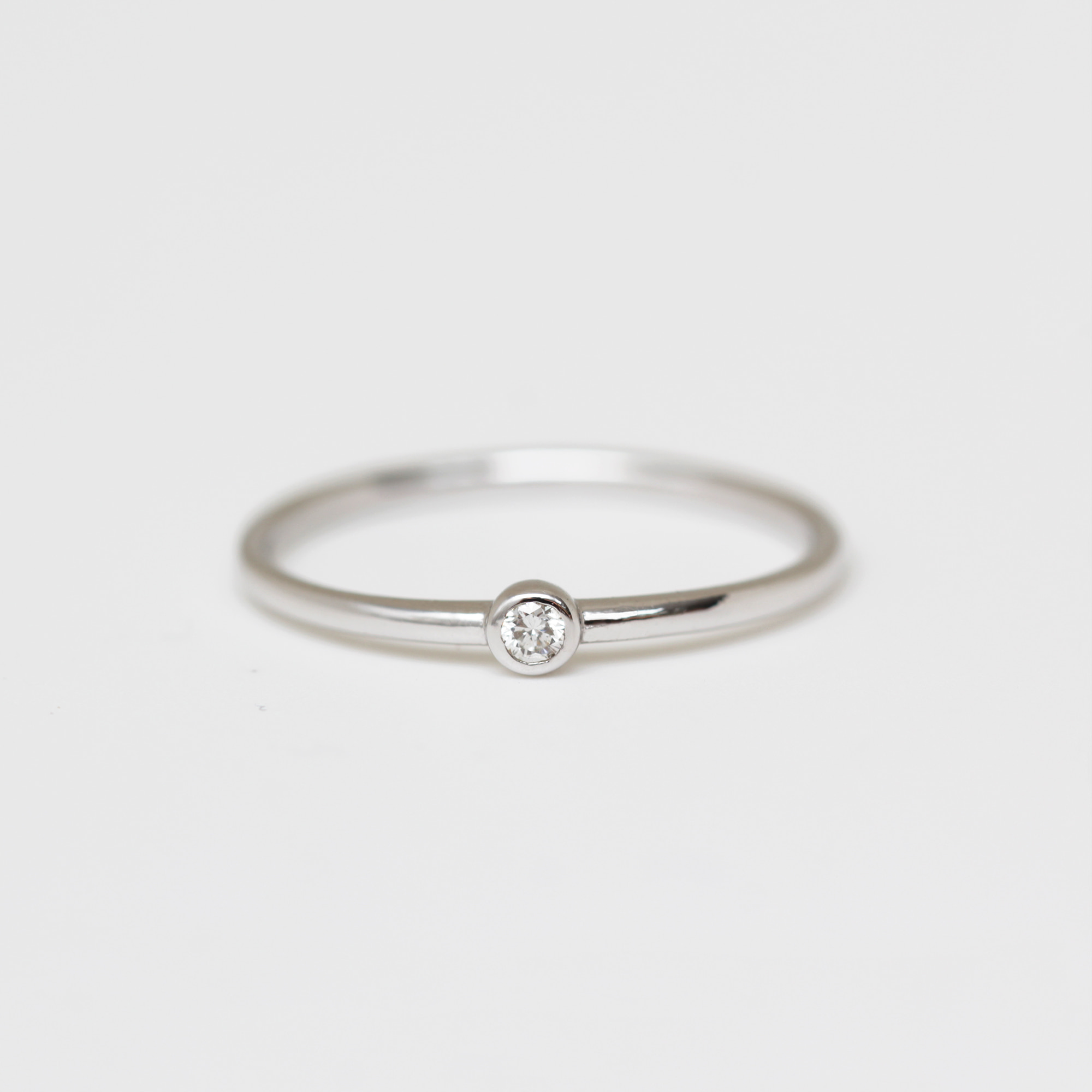 Top quality white diamond bezel setting ring