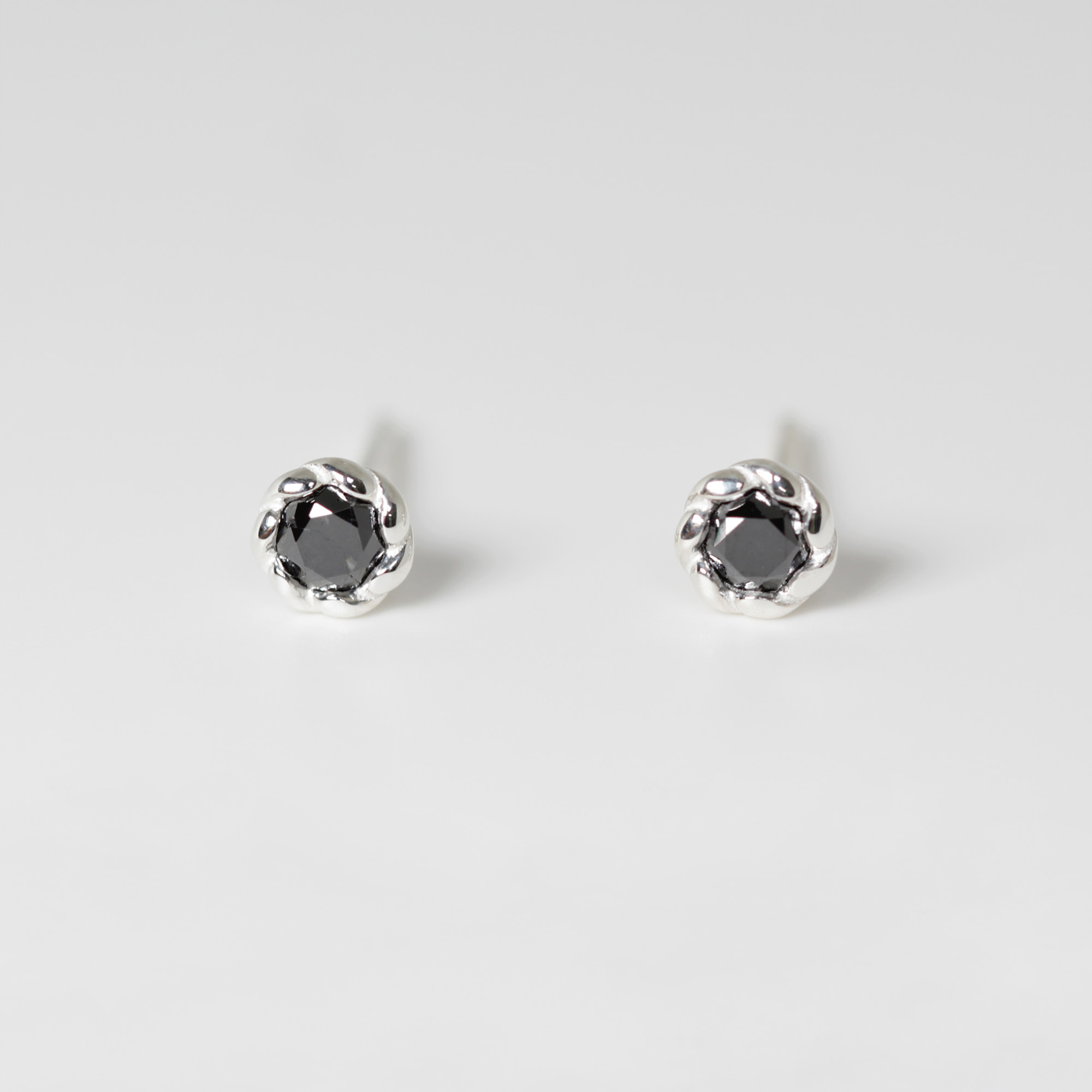 Black diamonds flower cover setting earring